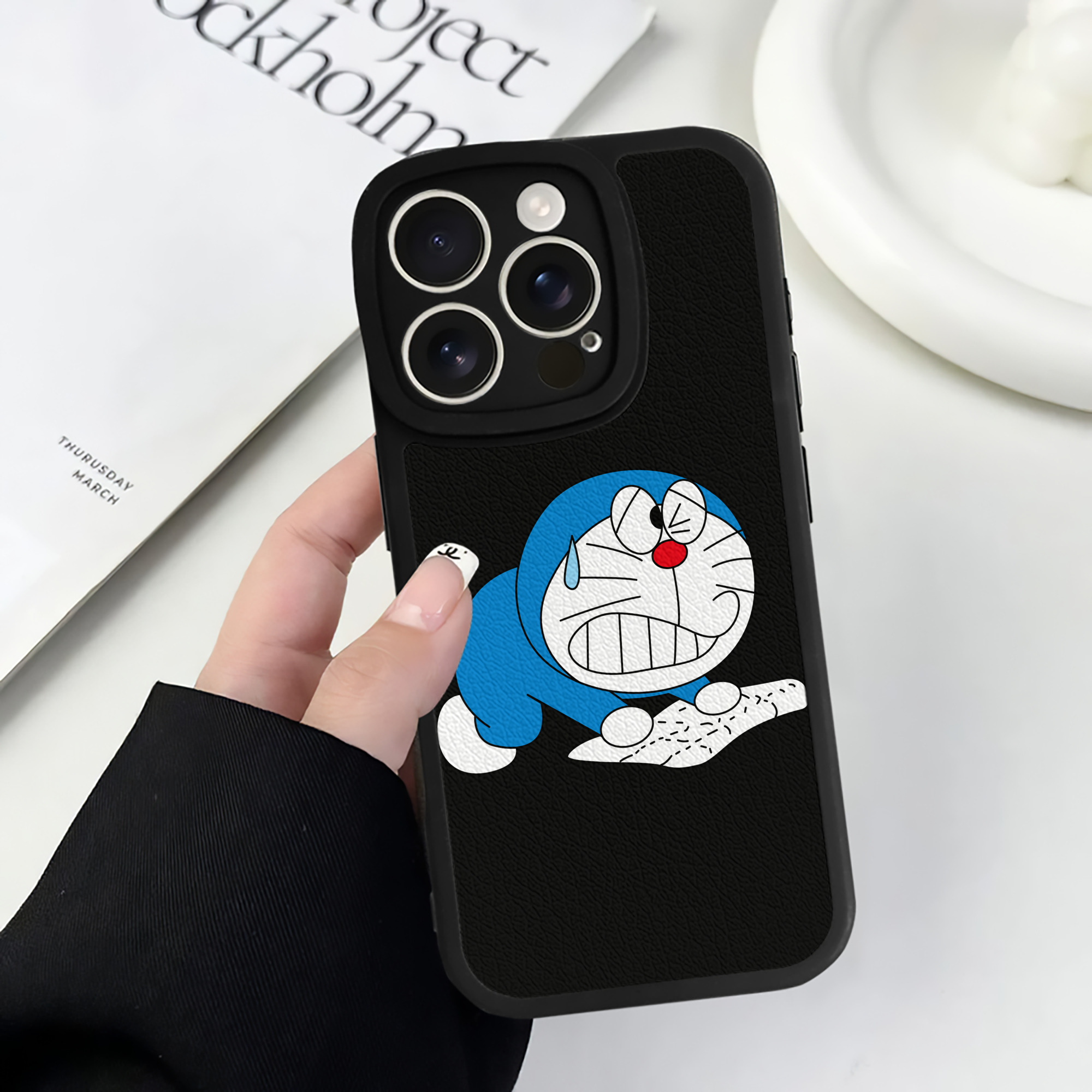（画像用） ドラえもん Doraemon 【iPhone 16シリーズ対応】シリコンスマホケース（レザー調） 材質：シリコン